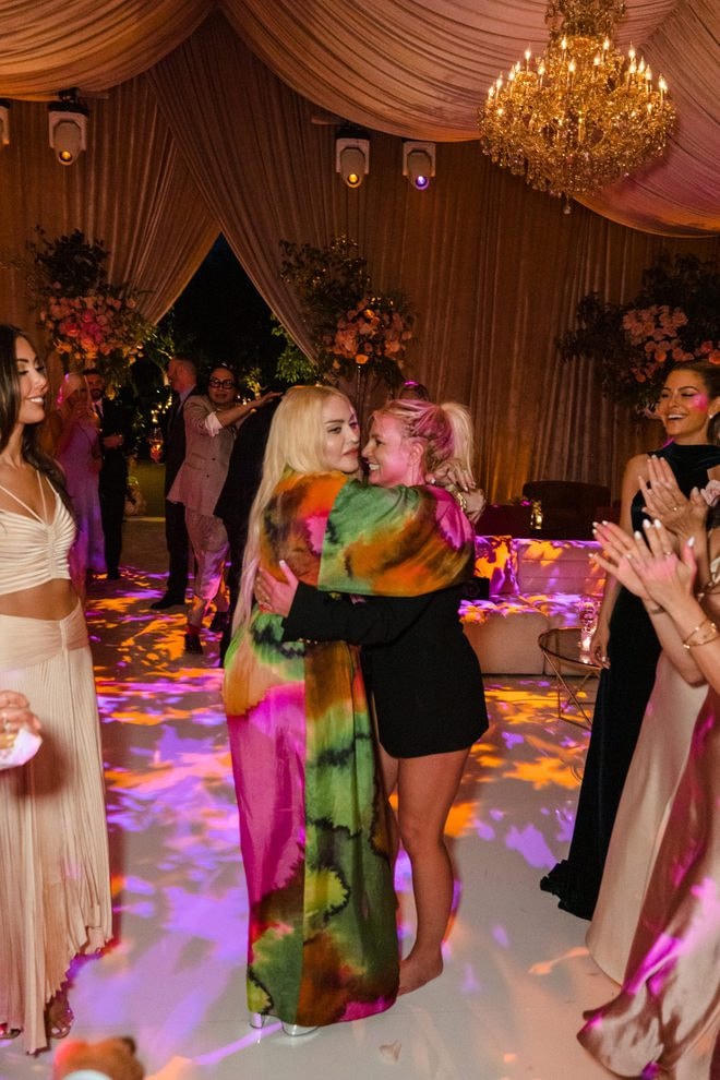 Madonna và Britney Spears ôm nhau chẳng rời, tái hiện lại nụ hôn chấn động năm nào.