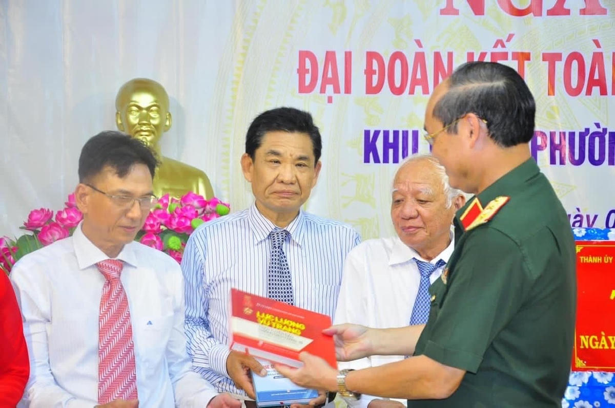 Trung tướng Nguyễn Văn Nam trao khen thưởng cho những tấm gương "Người tốt việc tốt" tiêu biểu tại Ngày hội.