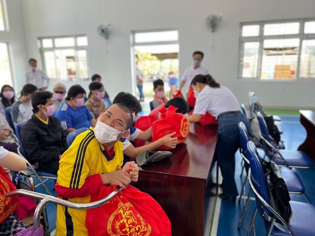 Trẻ em khuyết tật vui mừng khi nhận được những phần quà Tết.