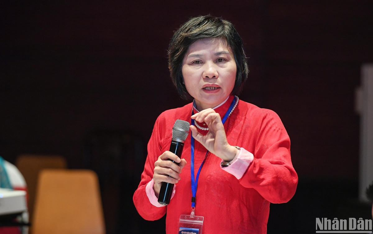 PGS,TS Đỗ Thị Thu Hằng, Trưởng Ban Nghiệp vụ, Hội Nhà báo Việt Nam phát biểu tại Hội thảo.