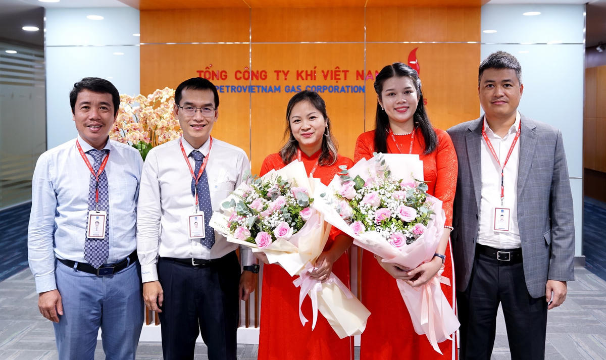 Chi bộ Văn phòng – Chuyển đổi số tổ chức kết nạp 2 đảng viên mới.