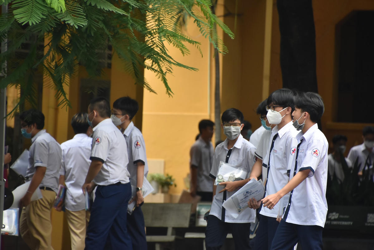 Thí sinh hồ hởi sau khi kết thúc bài thi Tổ hợp