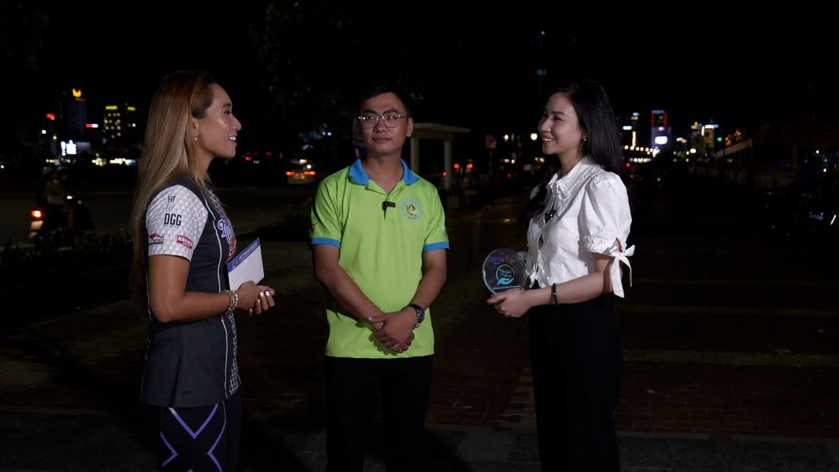 Nguyễn Quang Hiếu xuất hiện trong chương trình Nối trọn yêu thương cùng Thanh Vũ (bên trái) – Đại sứ thương hiệu nhãn hàng Nước tăng lực Number 1.