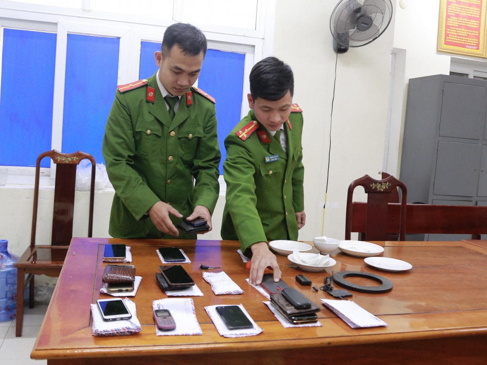 Tang vật thu giữ trên chiếu bạc.