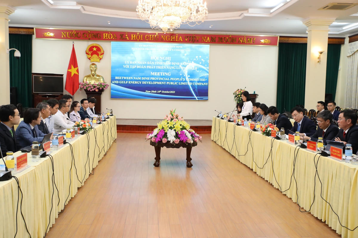 Đại diện Tập đoàn Phát triển Năng lượng Gulf-Thái Lan (trái) làm việc với tập thể lãnh đạo tỉnh Nam Định.