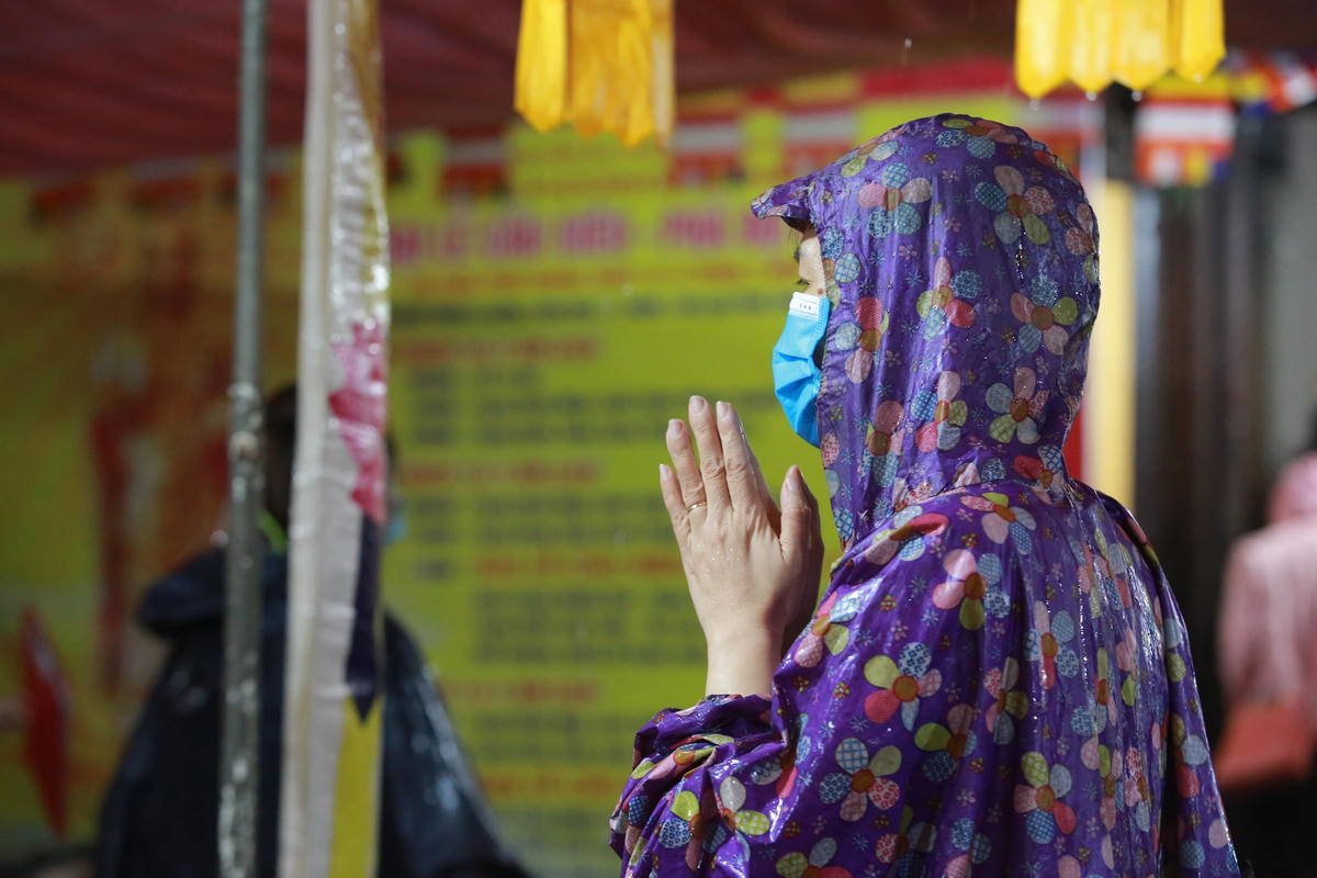 Người dân "đội mưa" đến chùa Phúc Khánh hành lễ, vái vọng từ ngoài cửa cho thấy nét văn hóa của ngày lễ Vu Lan đã ăn sâu vào tiềm thức của người Việt.