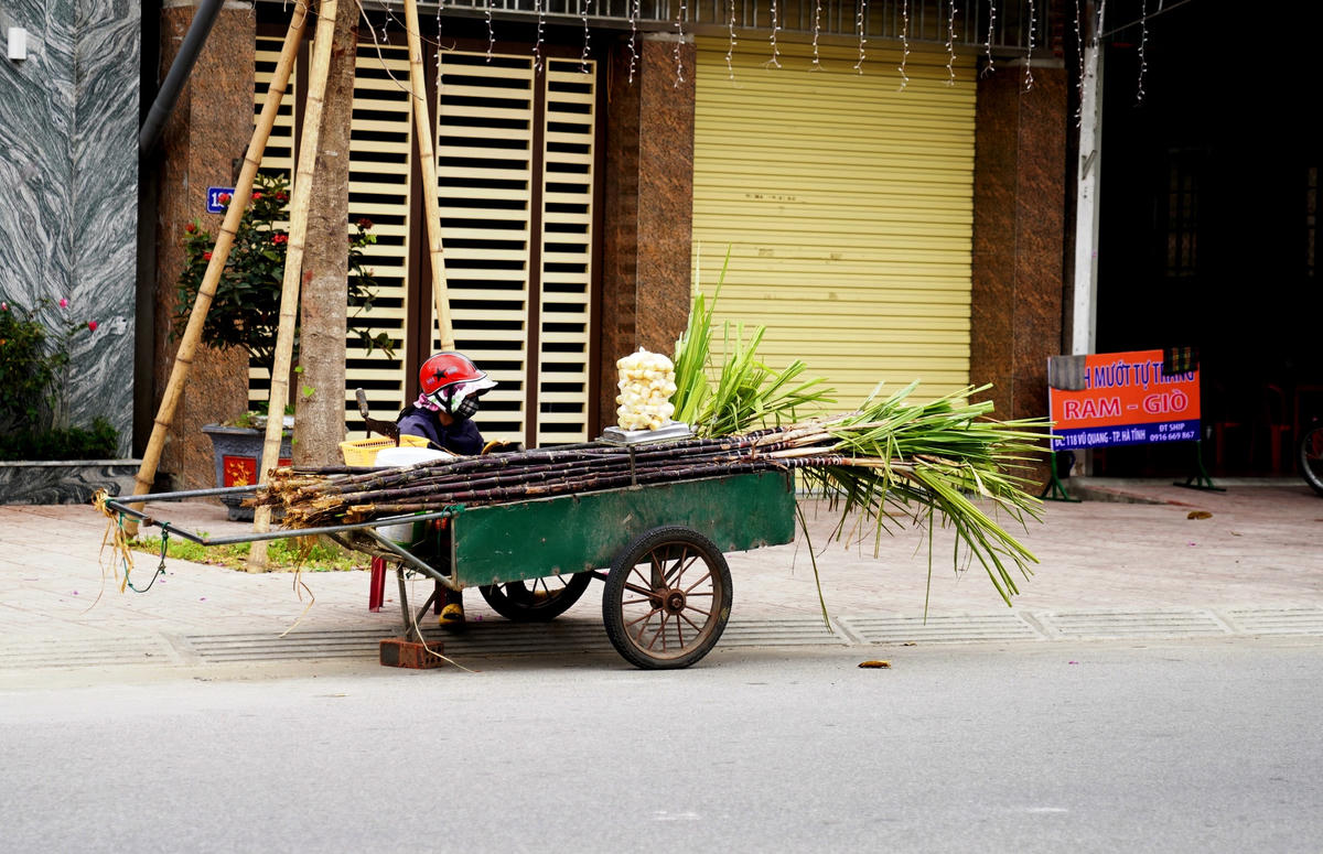 Nhắc đến ngày 8/3, chị Nguyễn Thị M. (38 tuổi, trú tại xã Lưu Vĩnh Sơn, huyện Thạch Hà, tỉnh Hà Tĩnh) đượm buồn cho biết, gia đình chị mỗi người một nơi, lo ăn còn chưa đủ thì ngày nào chẳng như ngày nào.