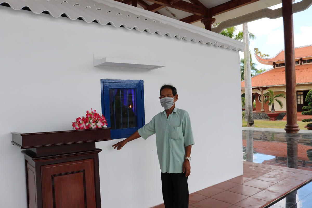 Ông Khoa chỉ vào cửa sổ năm xưa máy bay giặc nã pháo phá nhưng không thành.