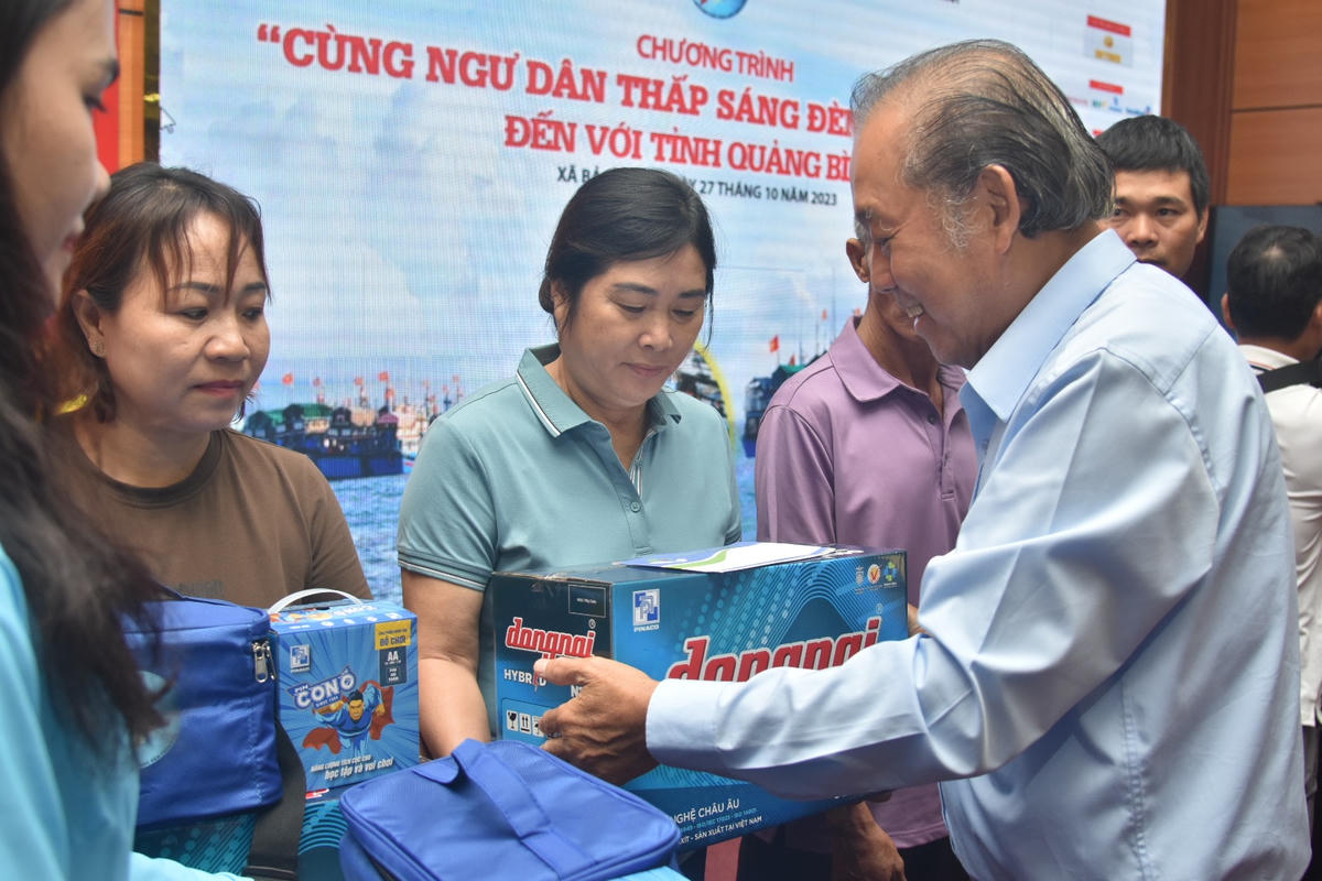 Nguyên Phó Thủ tướng Thường trực Chính phủ Trương Hòa Bình tặng quà cho ngư dân Quảng Bình.