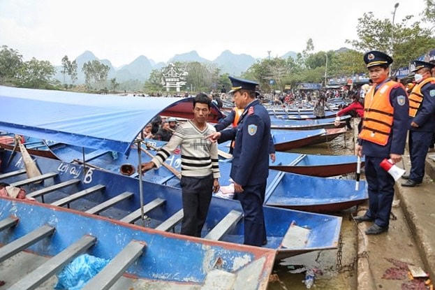 Kiểm soát 4.500 thuyền, đò chở khách vào chùa Hương đi lễ đảm bảo an toàn