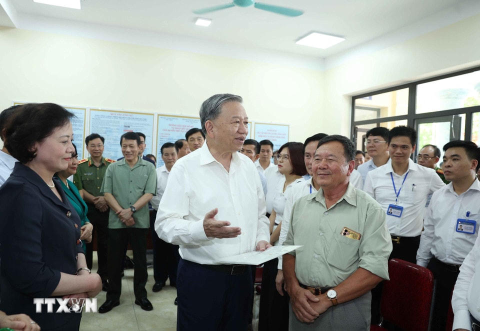 Tổng Bí thư Tô Lâm thăm hỏi nhân dân đến làm thủ tục hành chính tại Trung tâm hành chính công xã Phúc Thịnh. (Ảnh: Thống Nhất/TTXVN)
