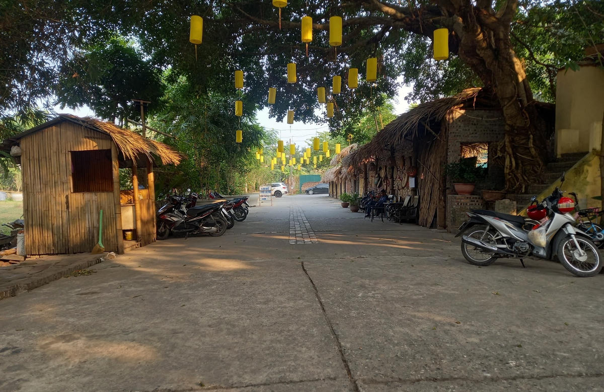Nhà hàng xây dựng kiên cố trong hành lang thoát lũ sông Hồng