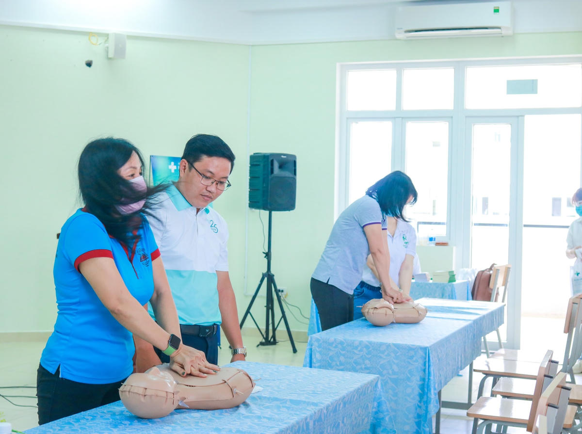 Hướng dẫn thực hành sơ cấp cứu tại khoá tập huấn.