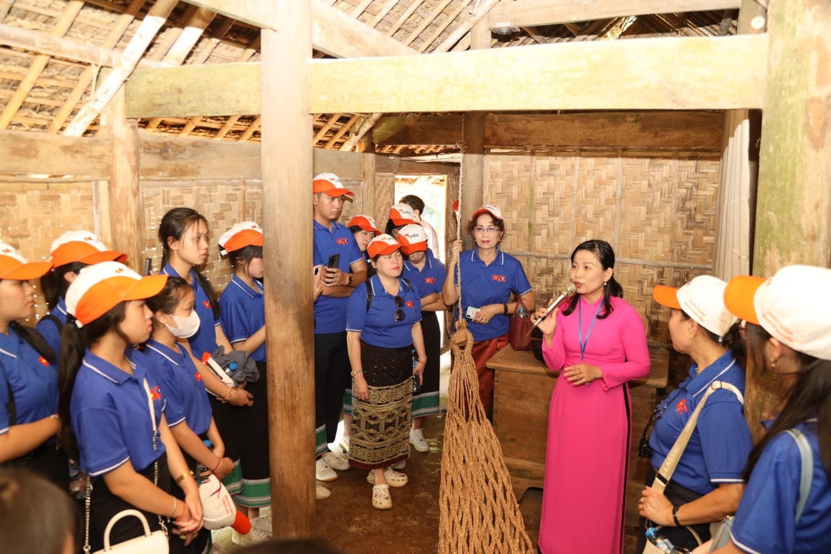 Các em học sinh được nghe về thân thế, cuộc đời, sự nghệp vĩ đại của Bác Hồ tại quê ngoại.
