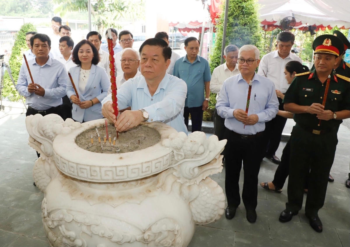 Trưởng Ban Tuyên giáo Trung ương Nguyễn Trọng Nghĩa dâng hương tưởng niệm và tri ân các anh hùng liệt sĩ tại Khu di tích lịch sử suối Mạch Máng.