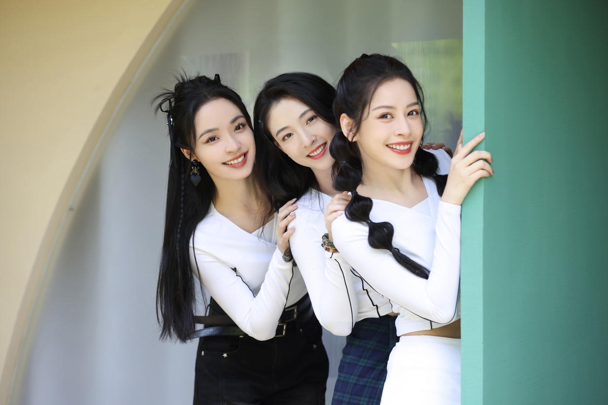 Ở vòng 3, Chi Pu cùng đội với Lý Sa Mân Tử và Ngô Thiến.