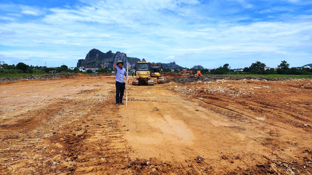 Người dân bức xúc về tình trạng Dự án chưa hoàn thành đền bù giải phóng mặt bằng nhưng nhà thầu đã tiến hành san lấp mặt bằng.