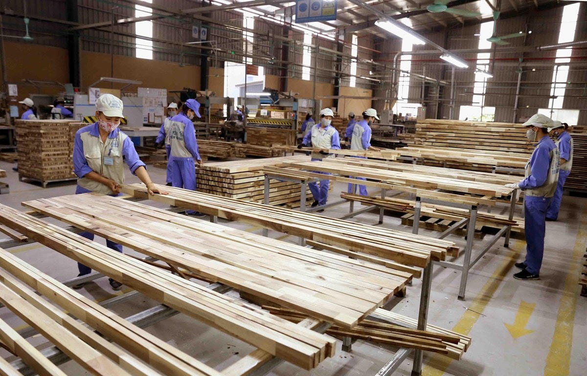 Nhiều doanh nghiệp ngành gỗ gặp khó vì chậm được hoàn thuế.