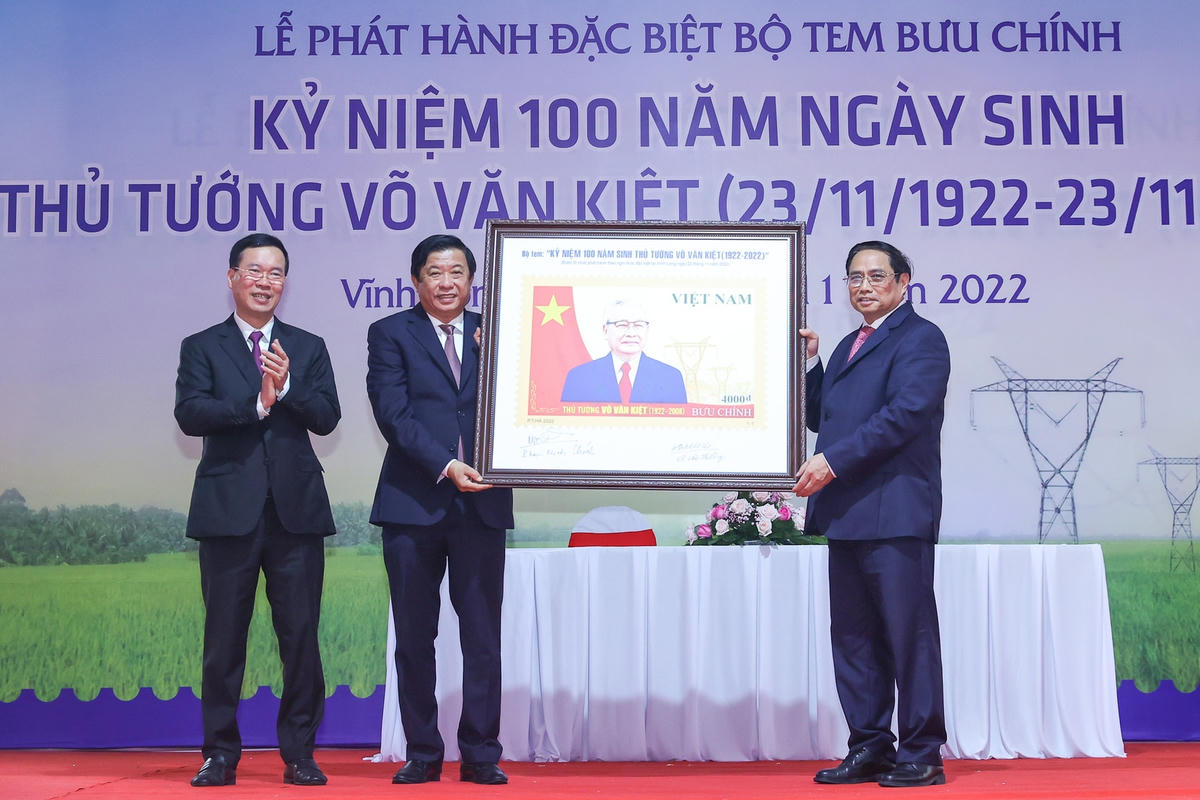 Thủ tướng Phạm Minh Chính trao bức tranh tem bưu chính cho đại diện tỉnh Vĩnh Long.