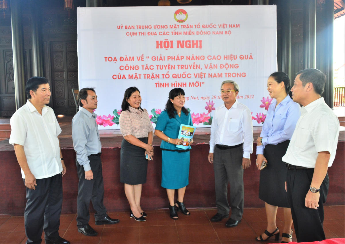 Bà Phạm Thanh Tuyền, Phó ban công tác phía Nam UBTƯ MTTQ Việt Nam (áo xanh ở giữa) trao đổi với các đại biểu Ủy ban MTTQ Việt Nam các tỉnh cụm thi đua miền Đông Nam bộ. (Ảnh: Mạnh Thìn).