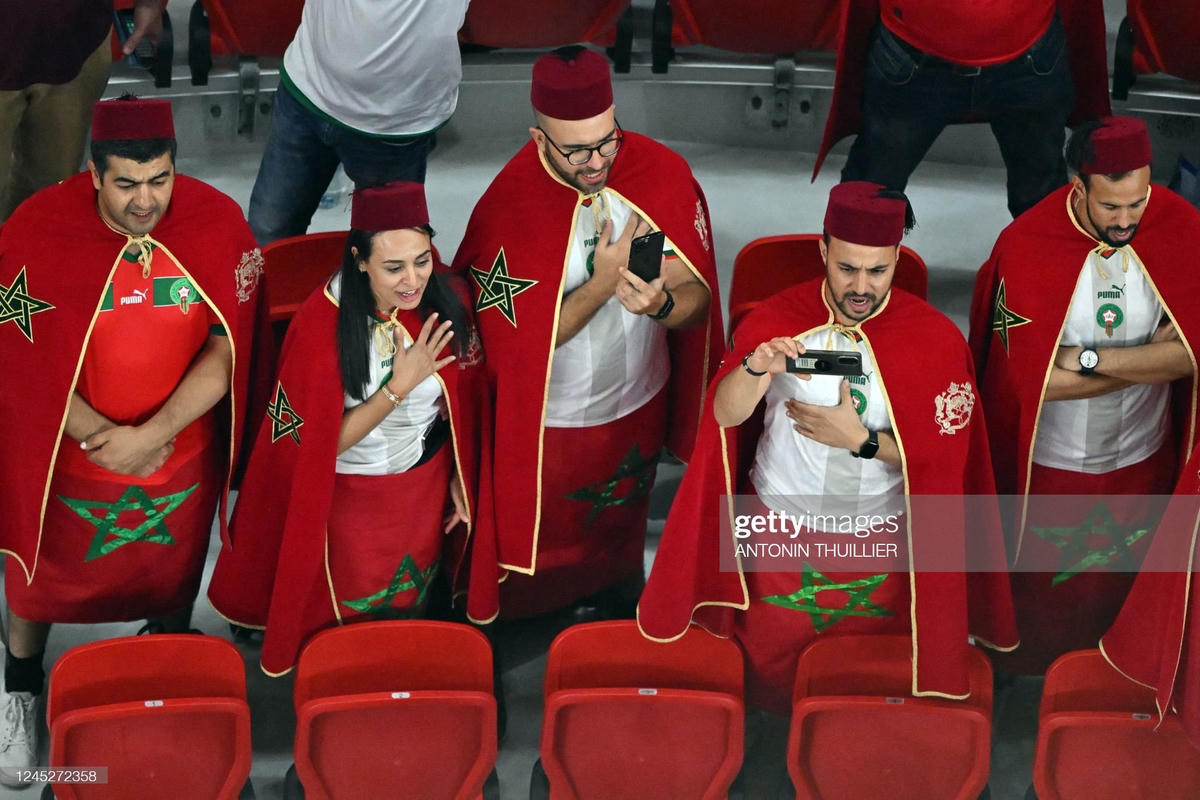 Người Morocco tự hào hát quốc ca, tiếp lửa cho các cầu thủ ở World Cup 2022. Ảnh: Getty.