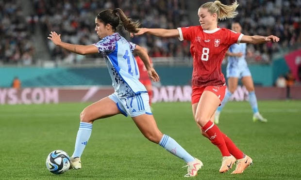 Thụy Sĩ (áo đỏ) gặp vô vàn khó khăn trước Tây Ban Nha. Nguồn: Getty Images.