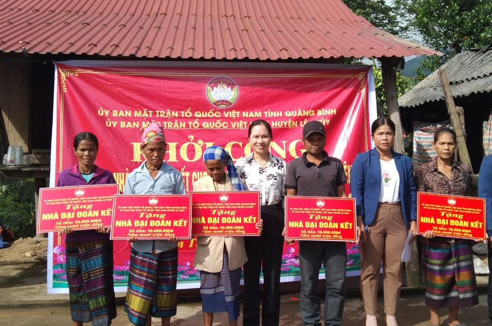 Lễ khởi công xây dựng nhà "Đại đoàn kết" ở bản Còi Đá, xã Ngân Thuỷ (Lệ Thuỷ).