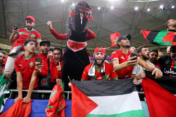 Niềm vui khôn xiết của các cầu thủ và NHM Morocco.