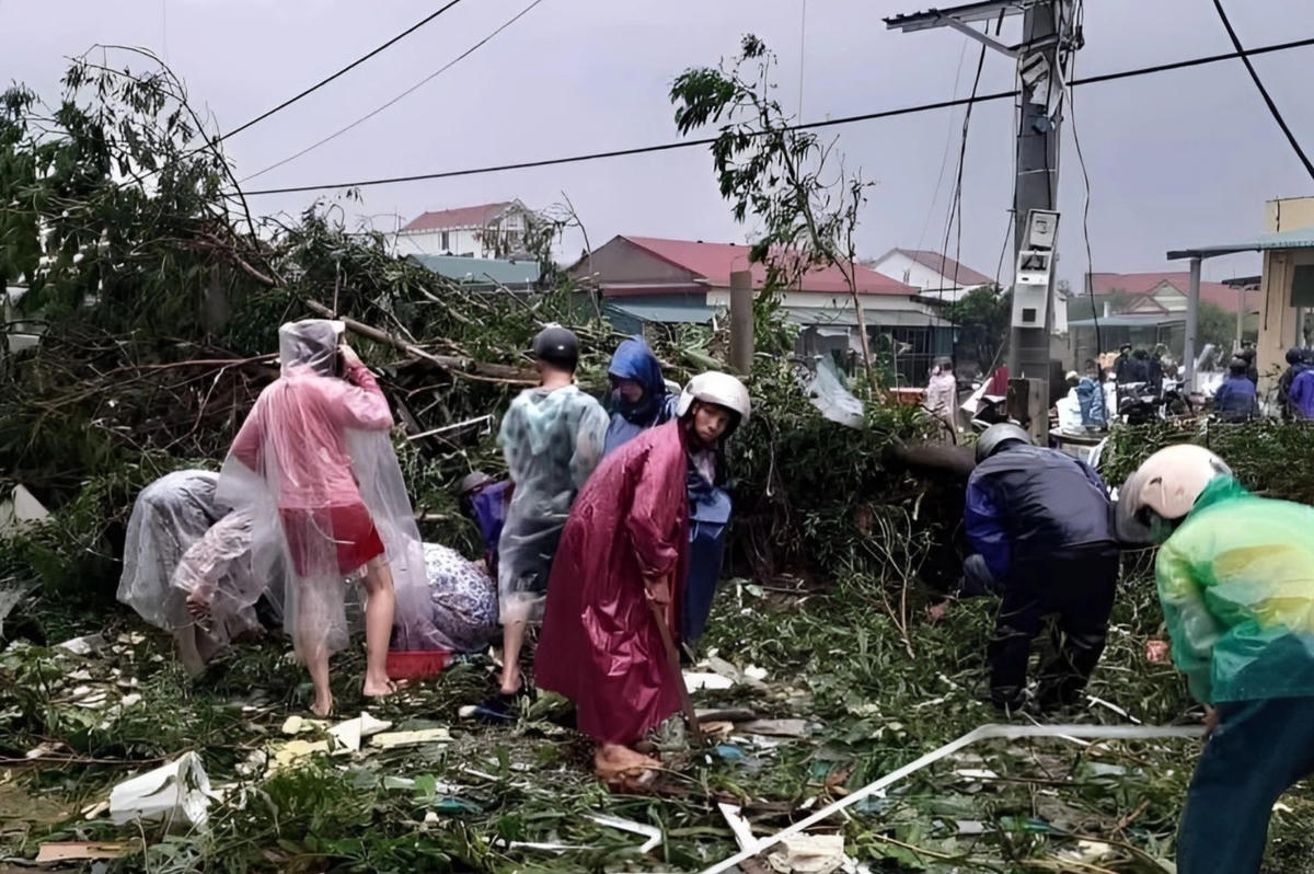 Người dân giúp gia đình chủ tiệm vàng tìm lại tài sản bị cuốn bay do cơn lốc. Ảnh: Người Quảng Trị.