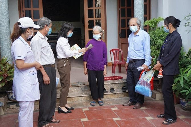 Tuyên truyền cho người dân về các biện pháp phòng tránh sốt xuất huyết. Ảnh: Sở Y tế Hà Nội.