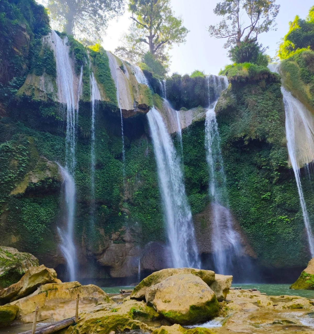 Thác nước thứ ba có độ dốc cao, vẻ đẹp tuyệt mỹ, ngọn thác như dải mây trắng vắt từ trên đỉnh núi xuống.