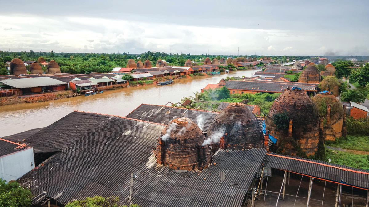 Hàng trăm lò nung gạch, gốm nằm san sát nhau, tạo nên một bức tranh độc đáo tại vùng quê mộc mạc, yên bình.  