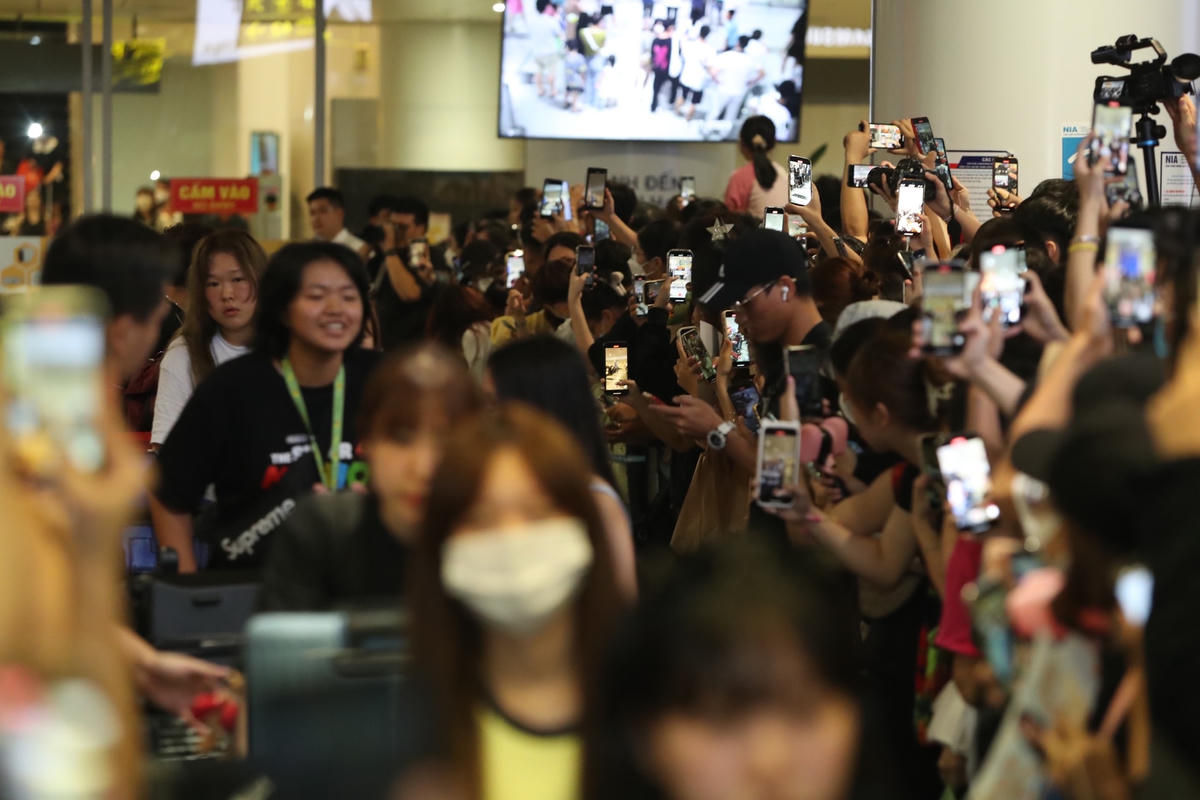 Rất đông người hâm mộ rút điện thoại mong muốn được ghi lại những hình ảnh đẹp cùng với thần tượng.