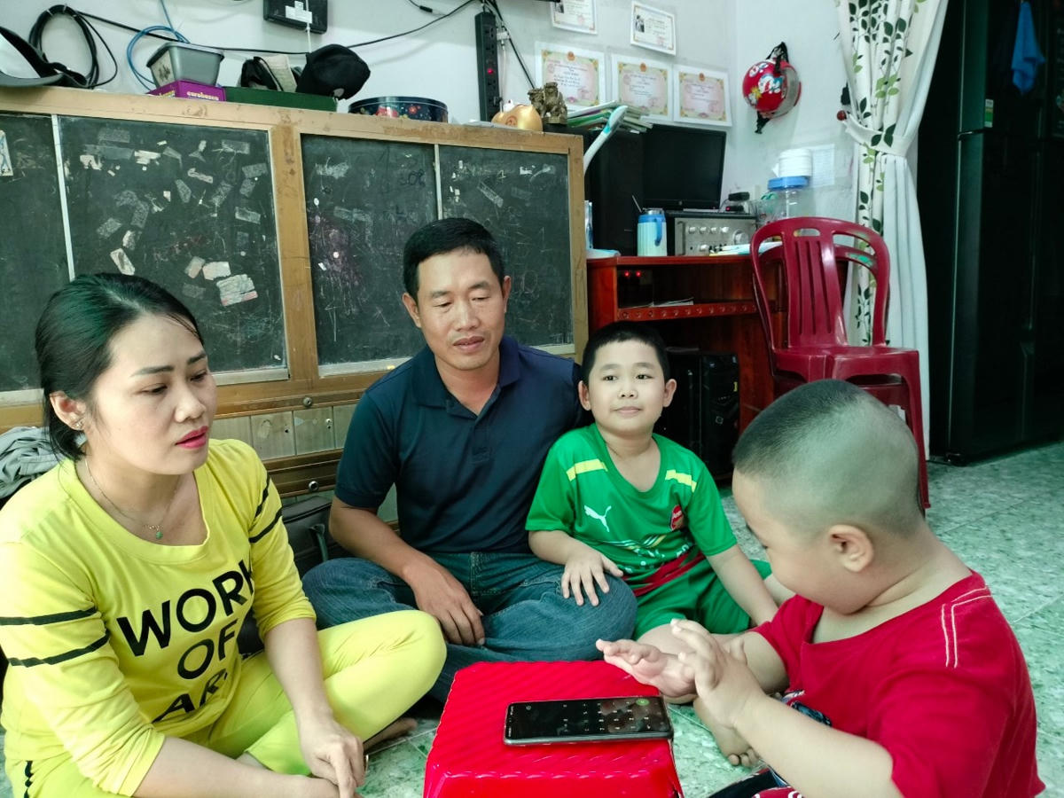 Cháu Khải (áo đỏ) bên người thân