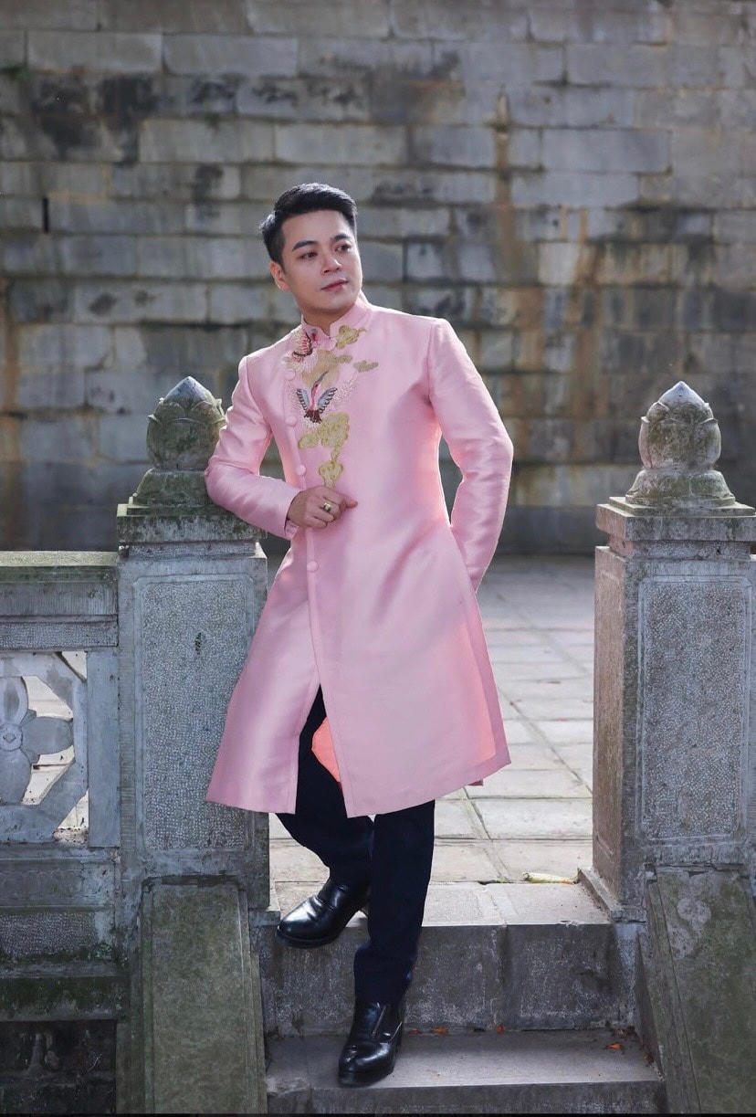 Vốn là người có niềm say mê với văn hóa truyền thống, David Le nghĩ cách "làm mới" tà áo dài truyền thống. Ảnh: NVCC. 