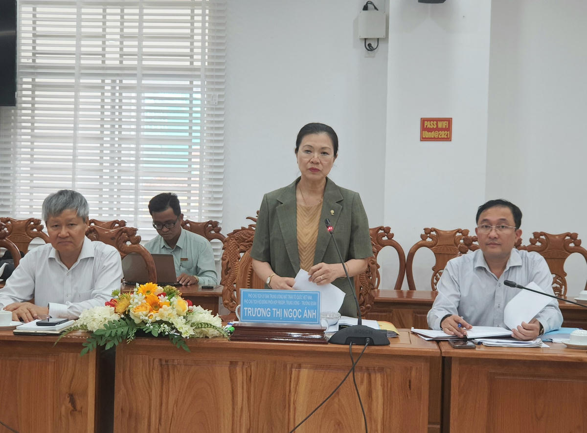 Phó Chủ tịch Ủy ban Trung ương Mặt trận Tổ quốc Việt Nam, Phó Chủ tịch Hội đồng PBGDPL trung ương Trương Thị Ngọc Ánh phát biểu tại buổi làm việc.