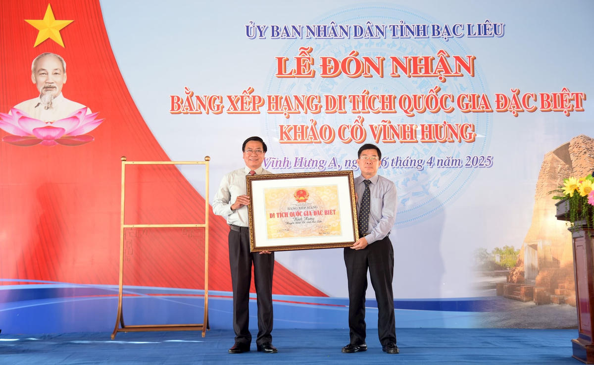 Phó Cục trưởng Cục Di sản văn hóa - Nông Quốc Thành (bìa phải) trao Bằng xếp hạng di tích quốc gia đặc biệt Khảo cổ Vĩnh Hưng cho Sở VH-TT&DL.