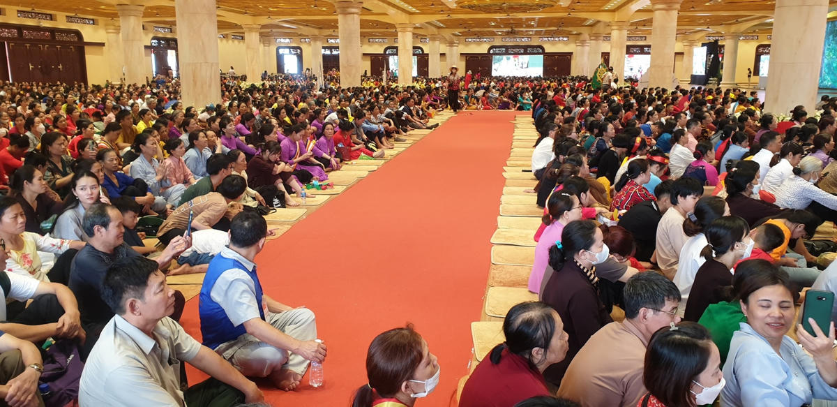 Hàng vạn Phật tử trên khắp cả nước hành hương về chùa chiêm bái và dự Đại lễ Phật đản.