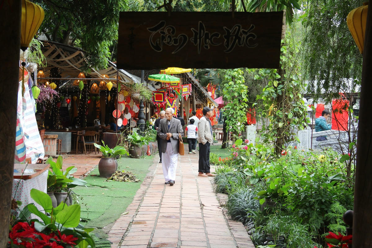 Hiện trạng hồ đã khang trang, sạch đẹp hơn, là điểm đến thu hút người dân và du khách.