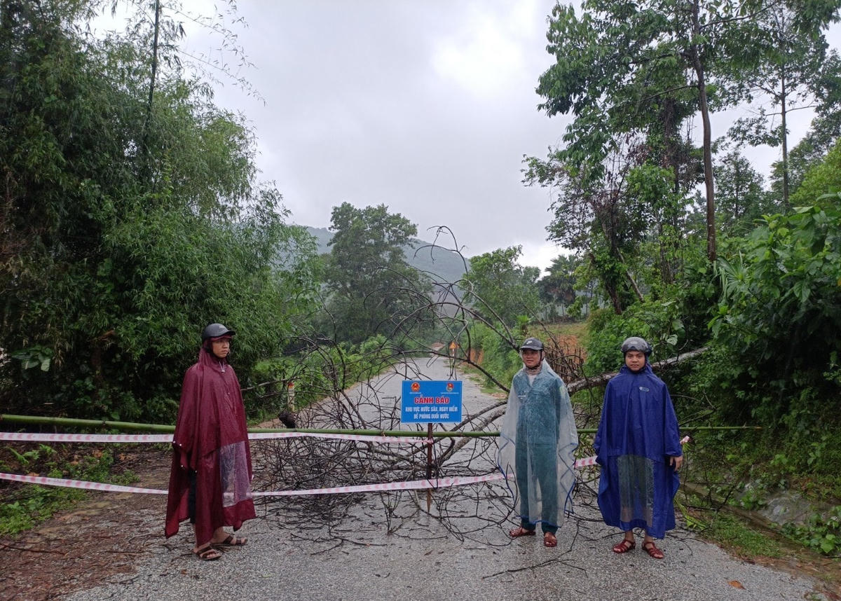 Chính quyền, lực lượng chức năng lập rào chắn, giăng dây cấm đường hoàn toàn tại các khu vực đi vào cầu tràn.