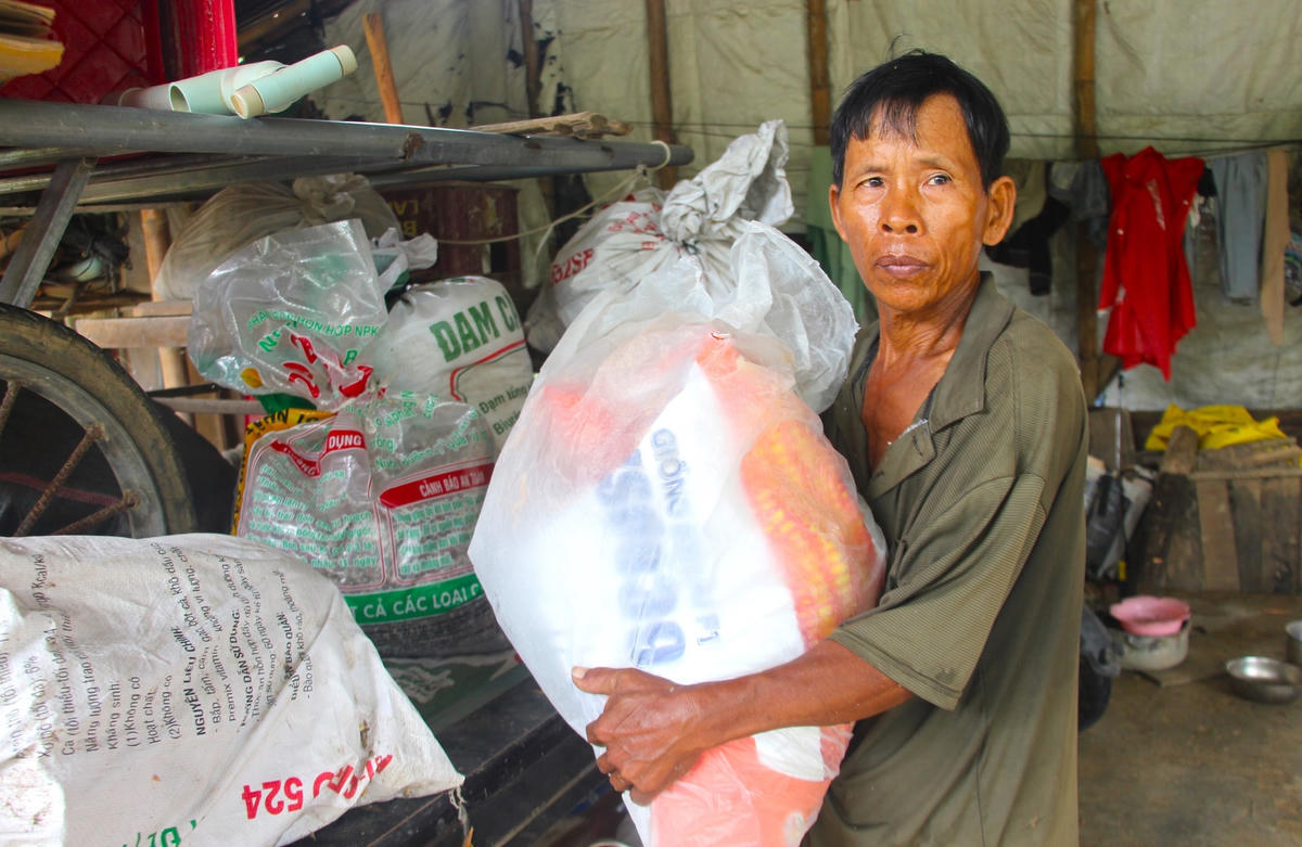 Người dân đưa đồ đạc lên vị trí cao nhằm tránh ngập nước trở lại.