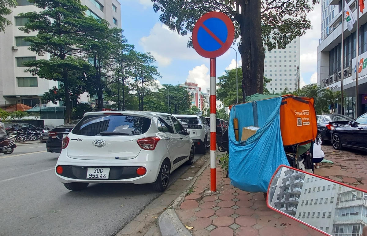 Cầu Giấy: Ô tô thỏa sức lấn chiếm lòng đường, vỉa hè dù có biển cấm đỗ