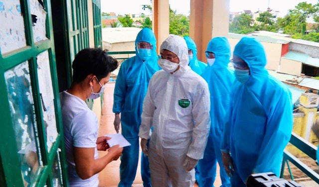 Ông Lê Trí Thanh (bảo hộ trắng) thăm hỏi công dân từ TP HCM về cách ly ở TP Tam Kỳ.