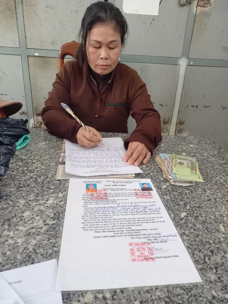 Bà Năm tại cơ quan công an.