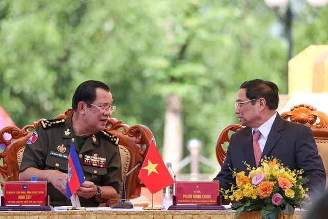 Hai Thủ tướng trao đổi tại cuộc nói chuyện với đại diện quần chúng nhân dân địa phương tỉnh Bình Phước. Ảnh: VGP/Nhật Bắc.