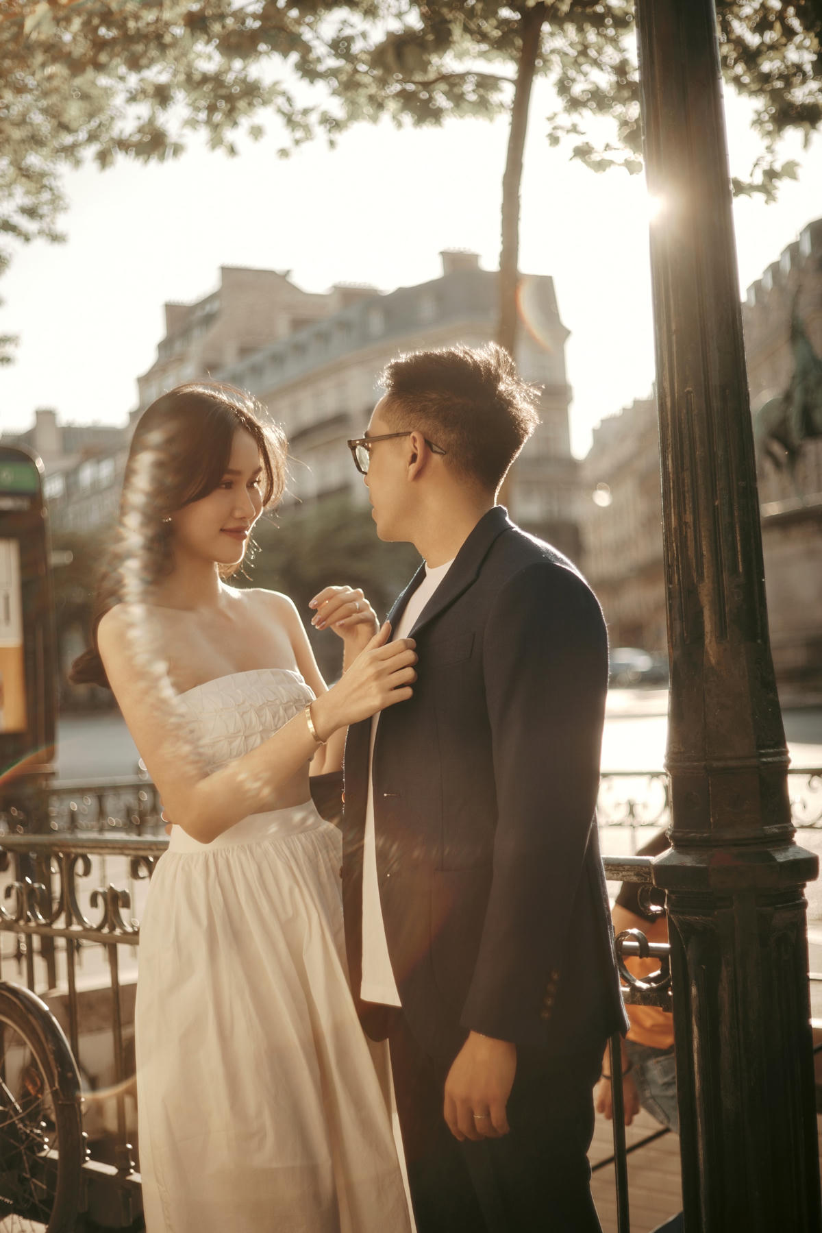 Trong khi đó, chú rể "trung thành" với các bộ vest tối màu lịch lãm. Ảnh: NVCC. 