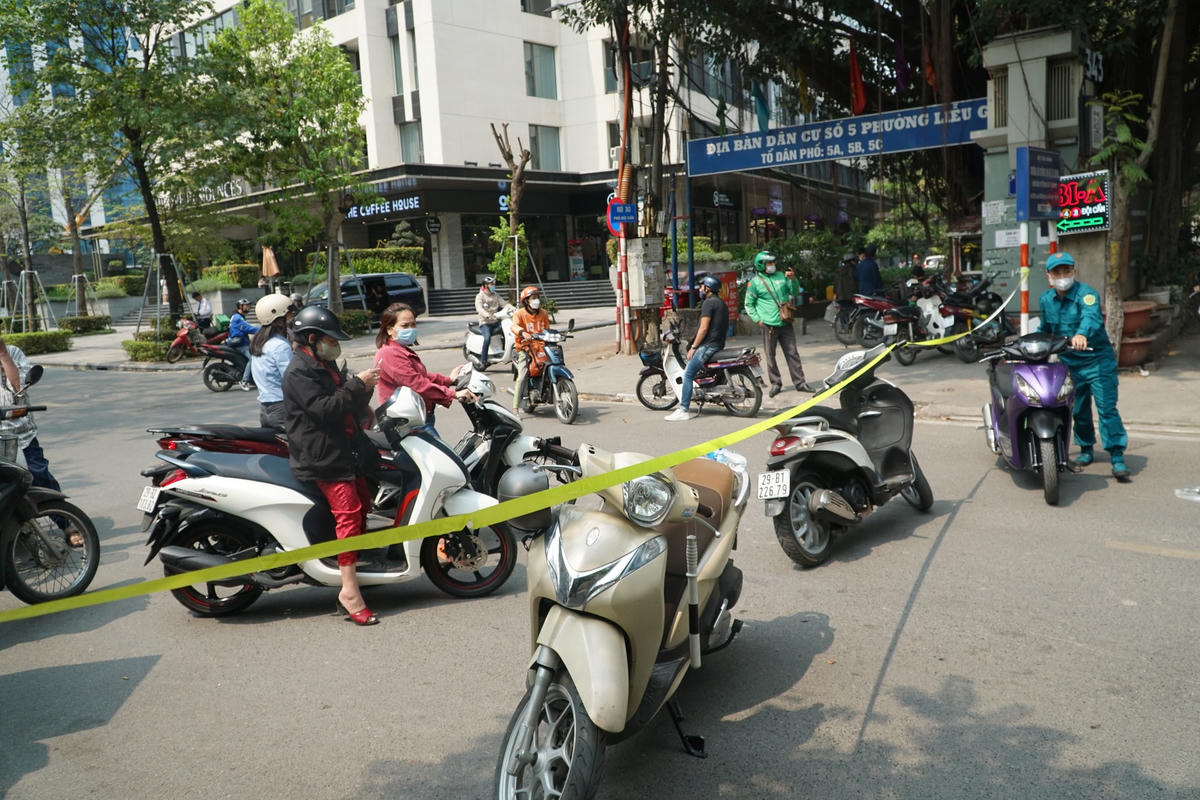 Công an quận Ba Đình cùng Đội CSGT số 2 (Phòng CSGT Công an Hà Nội) sau đó đã tạm phong tỏa hiện trườngTới thời điểm 14h cùng ngày, khu vực xảy ra tai nạn vẫn bị phong tỏa.Người dân khi tham giao thông ở cả hai chiều đều phải quay đầu, phía bên trong lực lượng chức năng vẫn đang đo đạc khám nghiệm hiện trường để làm rõ nguyên nhân vụ tai nạn.
