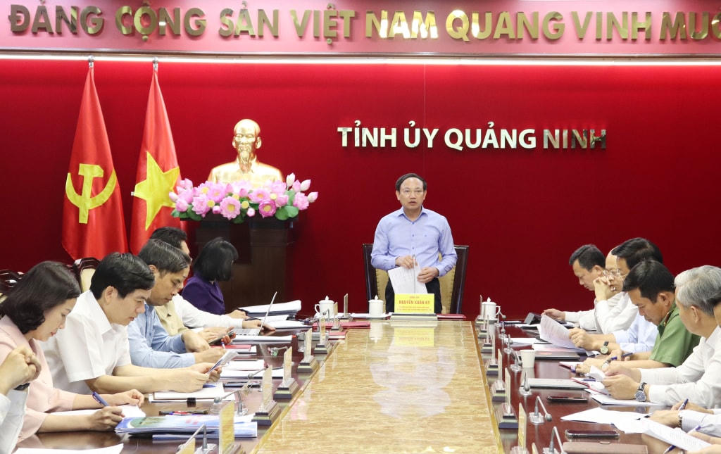 Ban Thường vụ Tỉnh ủy họp xem xét, thi hành kỷ luật đảng đối với cán bộ, đảng viên vi phạm.