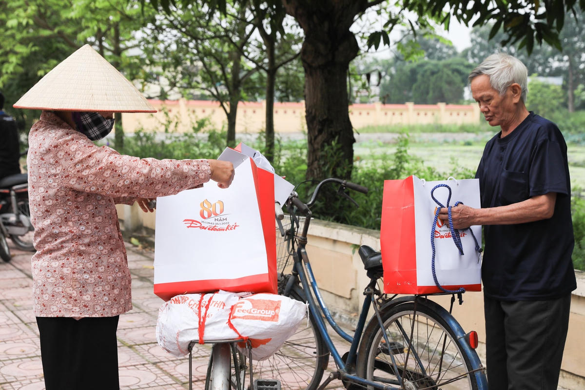 Báo Đại Đoàn Kết trao đi hàng trăm suất quà đến với những hoàn cảnh khó khăn