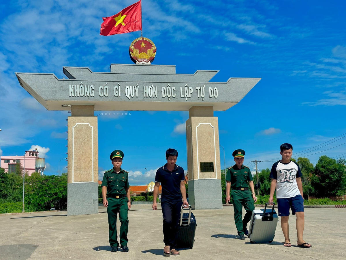Th. và T. được cán bộ Đồn Biên phòng cửa khẩu Quốc tế Hà Tiên đón về.